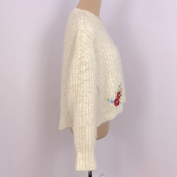 Fuzzy Soft Eyelash Cream Floral Embroidered Accents Scallop Knit Sweater Size S - Picture 9 of 12